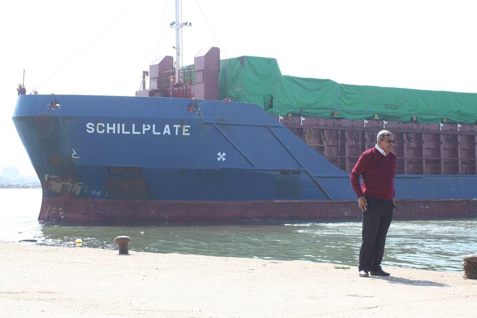 بصور دخول السفينة التجارية شل بليت الى ميناء البرلس لصالح محطة كهرباء البرلس