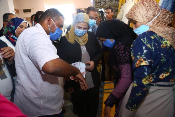 وزيرة التضامن ومحافظ الفيوم يتفقدان مصنع إنتاج السجاد بمركز يوسف الصديق