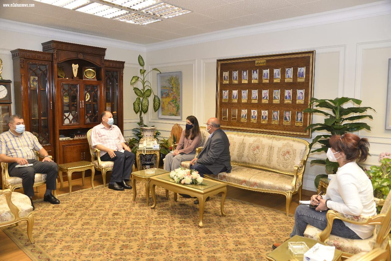 محافظ أسيوط يلتقي مسئولي الوكالة الامريكية للتنمية الدولية لمناقشة الموقف التنفيذي للمشروعات التي تمولها الوكالة في قطاع مياه الشرب والصرف الصحي والدعم الفني للحلول المتكاملة للمياه