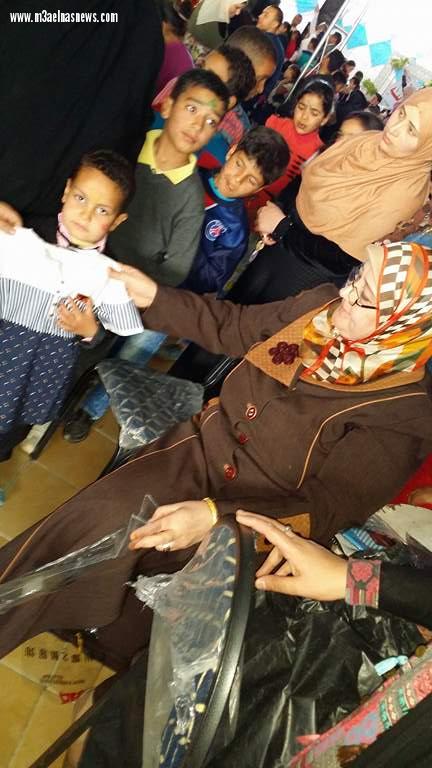  بالصور| سيدة أعمال بكفر الشيخ تتبرع بـ 100 قطعة ملابس للأطفال الأيتام