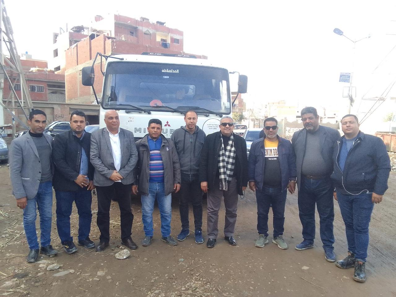 رئيس مجلس إدارة شركه مياه الشرب والصرف الصحي بكفر الشيخ يتفقد القنطره لحل مشكله الصرف