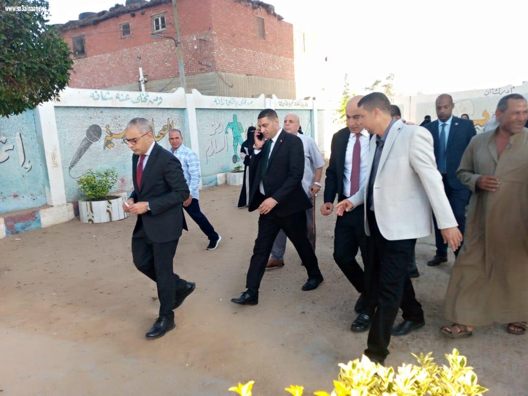مدير إدارة الرياض التعليمية في حوار خاص لـ«مع الناس نيوز» عاصم الشربيني: زيارة وزير التعليم كانت مفاجأة.. وقال لي: «أنا متابع شغلك من زمان.. اجتهد ولكل مجتهد نصيب»
