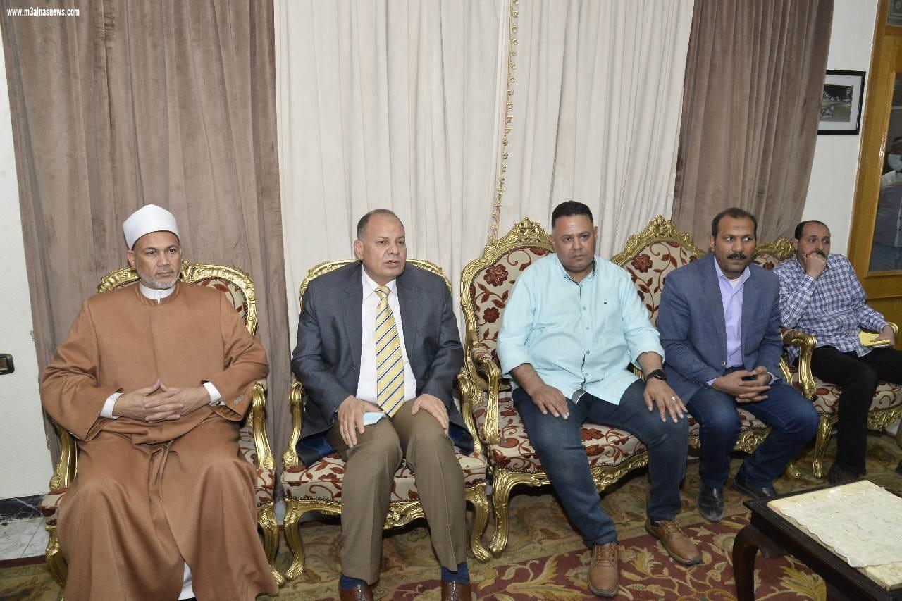 محافظ أسيوط يعلن انطلاق قافلة وزارة الاوقاف لتوزيع 29 طن من لحوم صكوك الاطعام و35 ألف شنطة غذائية بالقرى الأكثر احتياجاً بالمحافظة