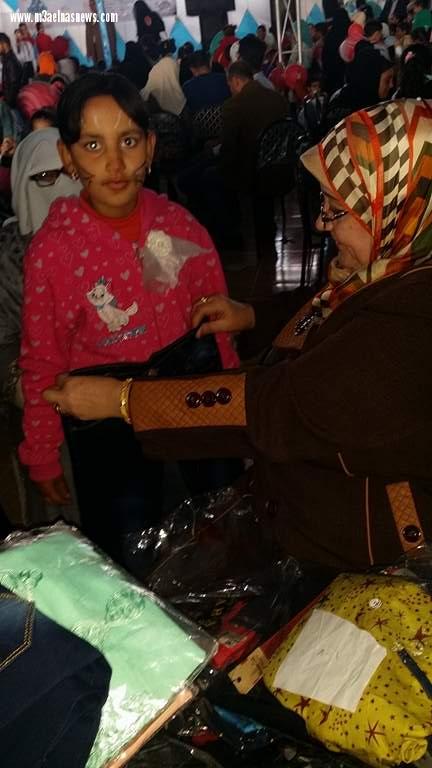  بالصور| سيدة أعمال بكفر الشيخ تتبرع بـ 100 قطعة ملابس للأطفال الأيتام