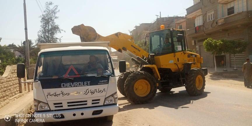 رؤساء المراكز والمدن يشرفون على حملات النظافة لرفع المخلفات وتحسين كفاءة الإنارة