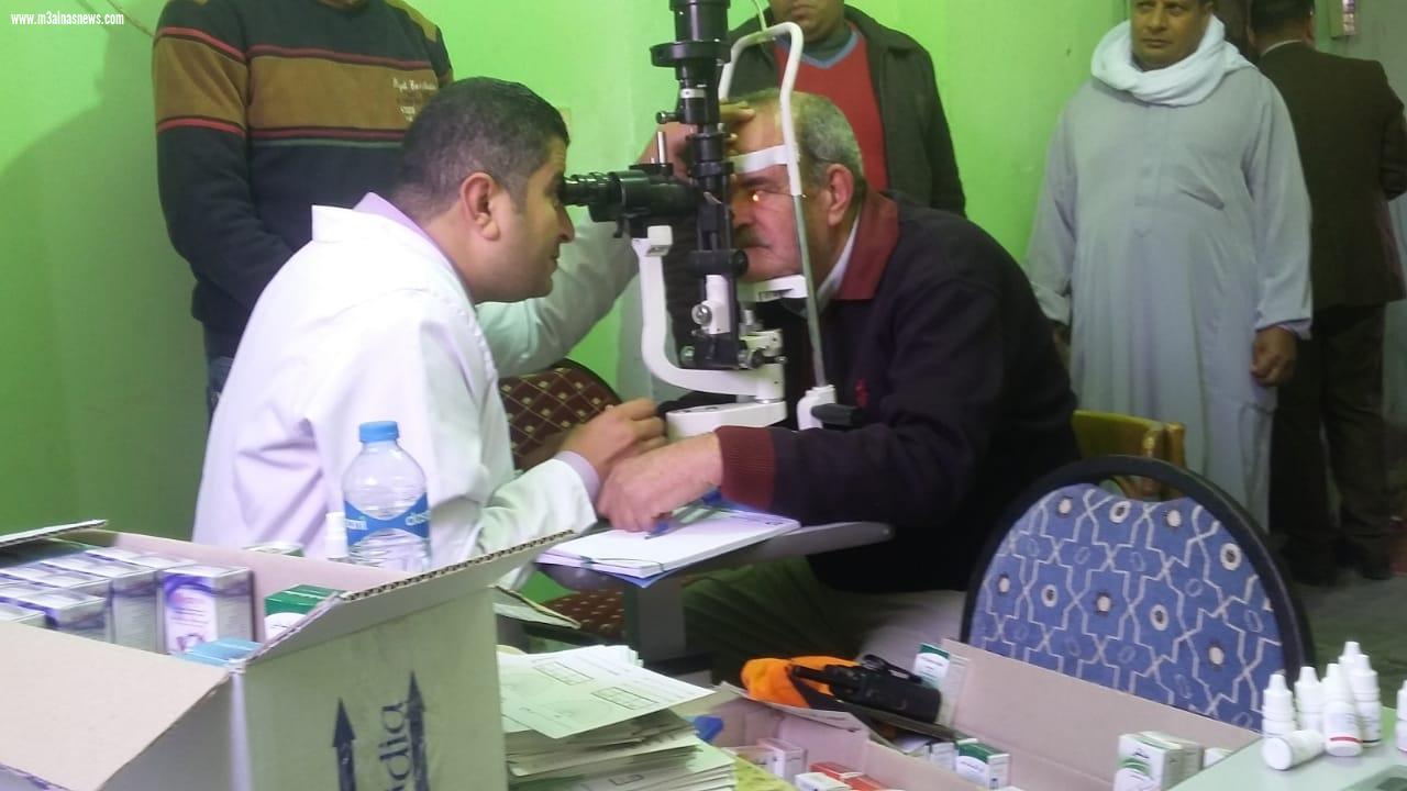 نائب مصيف بلطيم بكفر الشيخ يجرى الكشف الطبى فى  قافلة العيون