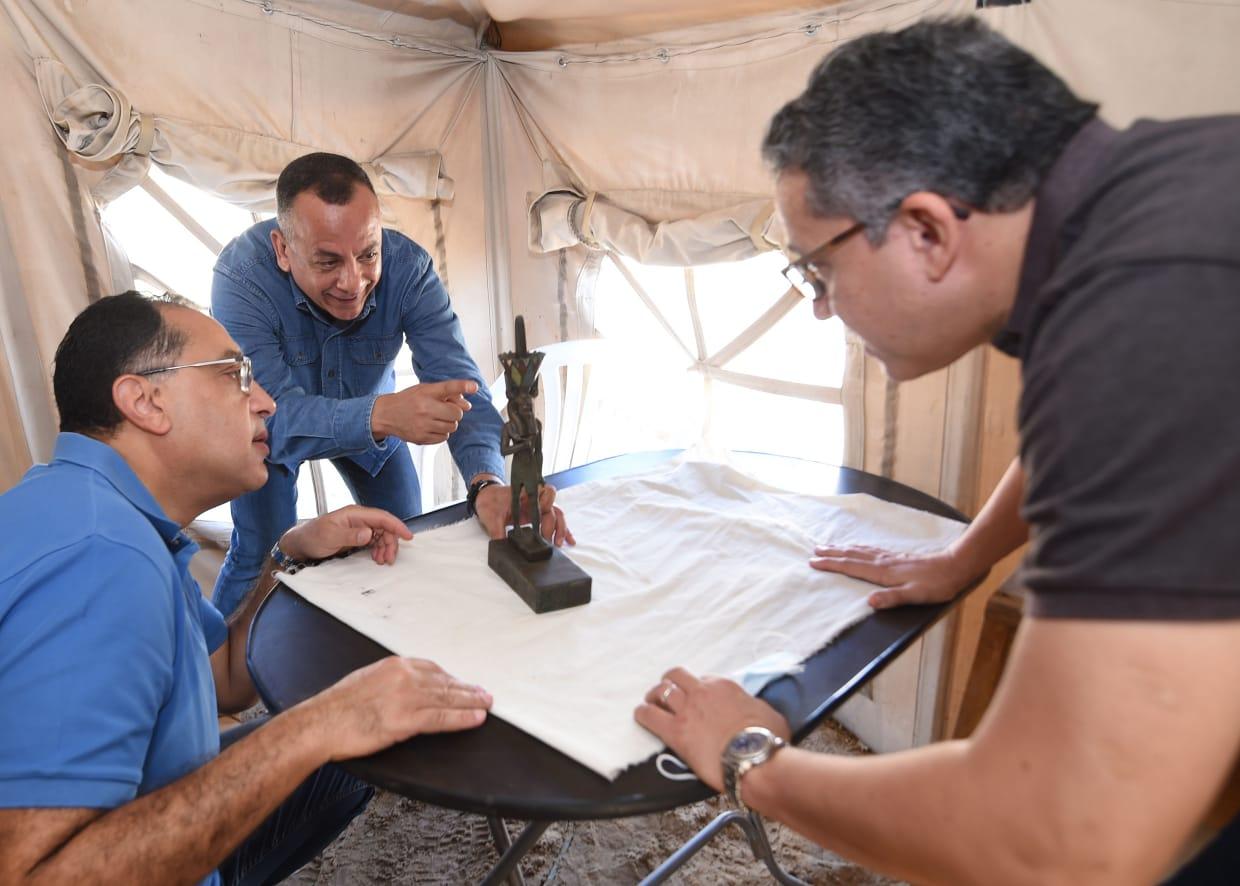 رئيس الوزراء داخل بئر أثري بسقارة لتفقد كشف أثري كبير يعلن عن تفاصيله قريباً