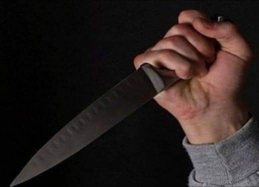 طالب جامعى يطعن والده بسلاح أبيض  بشارع الترعة بالمنصورة