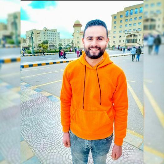 شاب يبدع في تقليد أصوات المشاهير من قراء القرأن الكريم