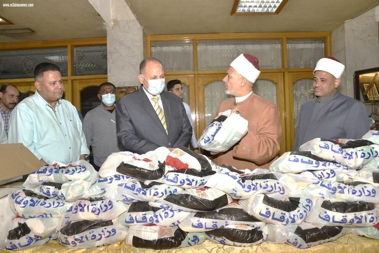 محافظ أسيوط يعلن انطلاق قافلة وزارة الاوقاف لتوزيع 29 طن من لحوم صكوك الاطعام و35 ألف شنطة غذائية بالقرى الأكثر احتياجاً بالمحافظة