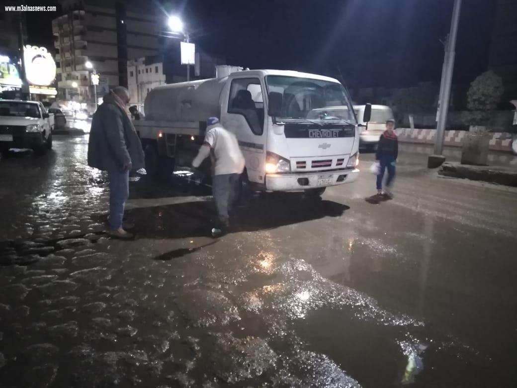 رفع مياه الأمطار بمدن وقرى كفر الشيخ والانتهاء من رفع 2400 طن قمامة ببلطيم ليلا