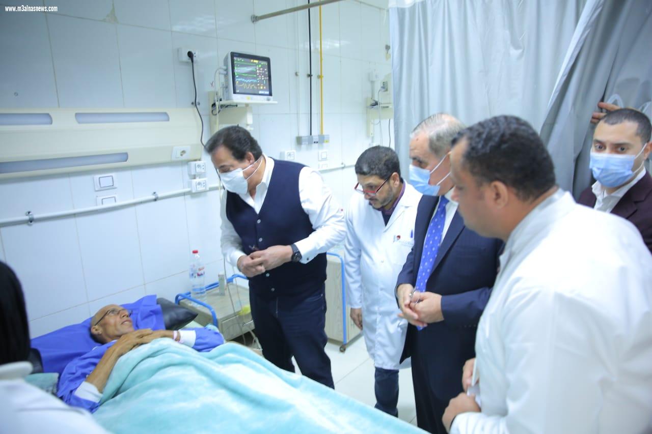 وزير الصحة ومحافظ كفرالشيخ يتفقدان مستشفى كفر الشيخ العام ويوجهان بتكثيف العمل بالعيادات المسائية