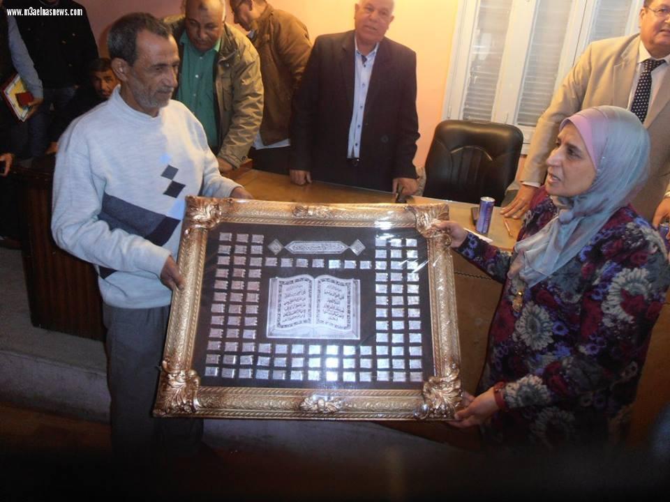 عايدة ماضي تكرّم 5 قيادات بالحامول بينهم نائب رئيس المركز لبلوغهم سن المعاش.. 