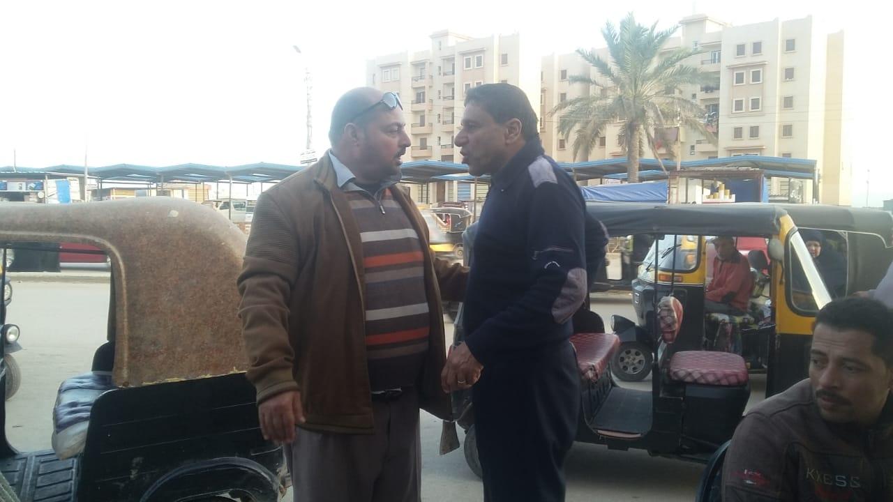 نائب مصيف بلطيم بكفر الشيخ يجرى الكشف الطبى فى  قافلة العيون