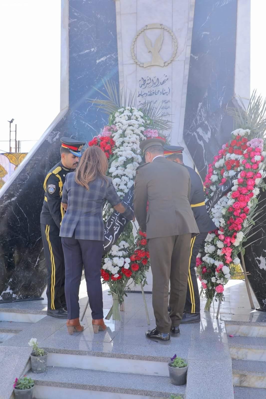 محافظ دمياط تضع اكليل الزهور على النصب التذكارى للشهداء احتفالاً بالذكرى ال٧١ لعيد الشرطة