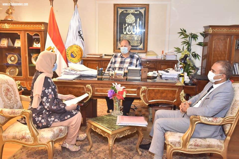 محافظ أسيوط يناقش موقف مشروعات تطوير الريف المصري التي ينفذها جهاز التعمير بإجمالي 243 مشروعًا بتكلفة 2 مليار جنيه في 7 مراكز