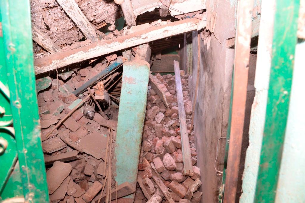 محافظ أسيوط يتفقد المنزل المنهار ويتابع انقاذ ربة منزل من أسفل الانقاض