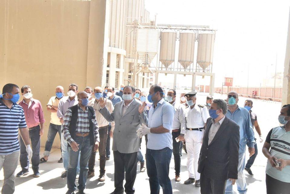 محافظ أسيوط يتفقد صوامع عرب العوامر لمتابعة توريد محصول القمح