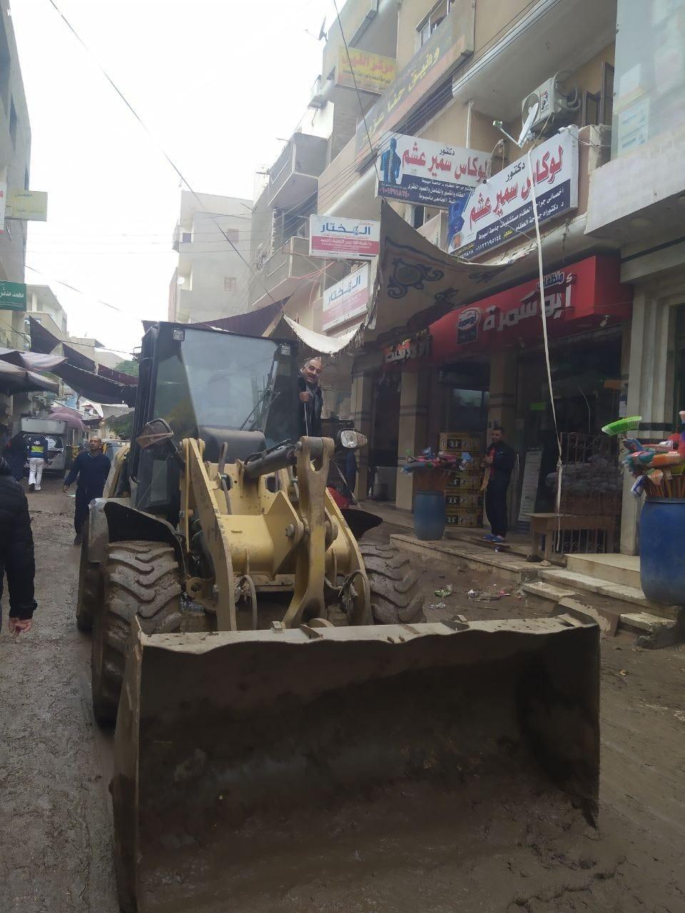 محافظ أسيوط يكلف قيادات المحافظة ورؤساء المراكز والاحياء بمتابعة أعمال مراجعة اعمدة الانارة والمحولات وشبكات المرافق بالقرى والمراكز ورفع وازالة اثار الامطار بالتنسيق مع كافة القطاعات