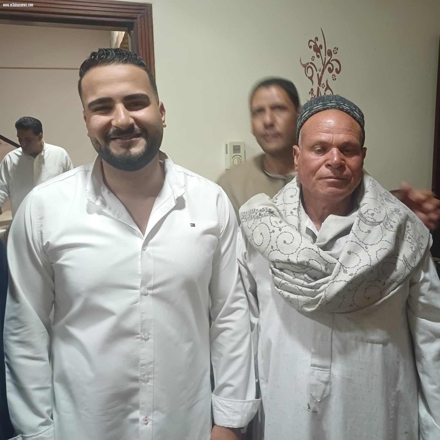 الزميل السيد شحاتة ... يهنئ المهندس احمد فايز يونس بالخطوبة