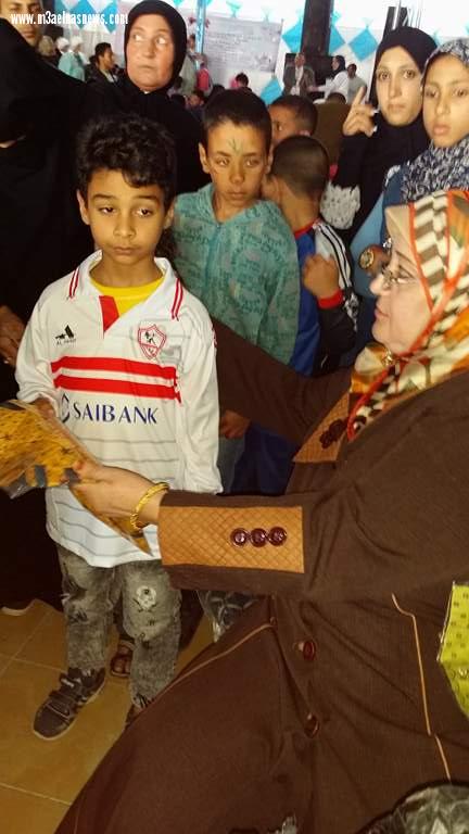  بالصور| سيدة أعمال بكفر الشيخ تتبرع بـ 100 قطعة ملابس للأطفال الأيتام