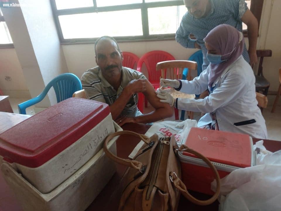 محافظ أسيوط: فرق طبية لتطعيم العاملين بالوحدة المحلية لحي غرب ضد فيروس كورونا المستجد 