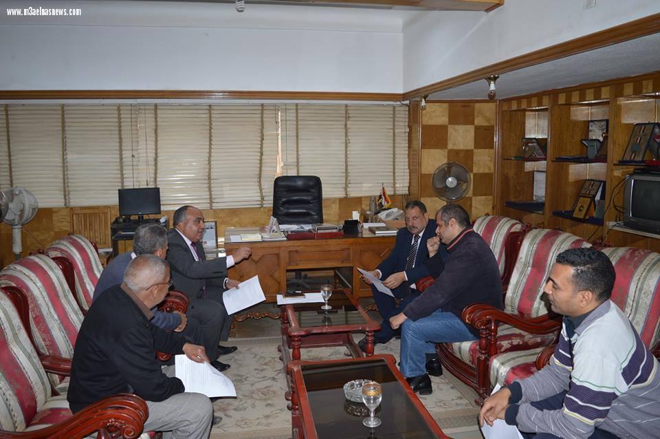 رئيس مدينة المحلة الكبري يعقد اجتماعاً لمناقشة تشجير وتجميل شارع البحر