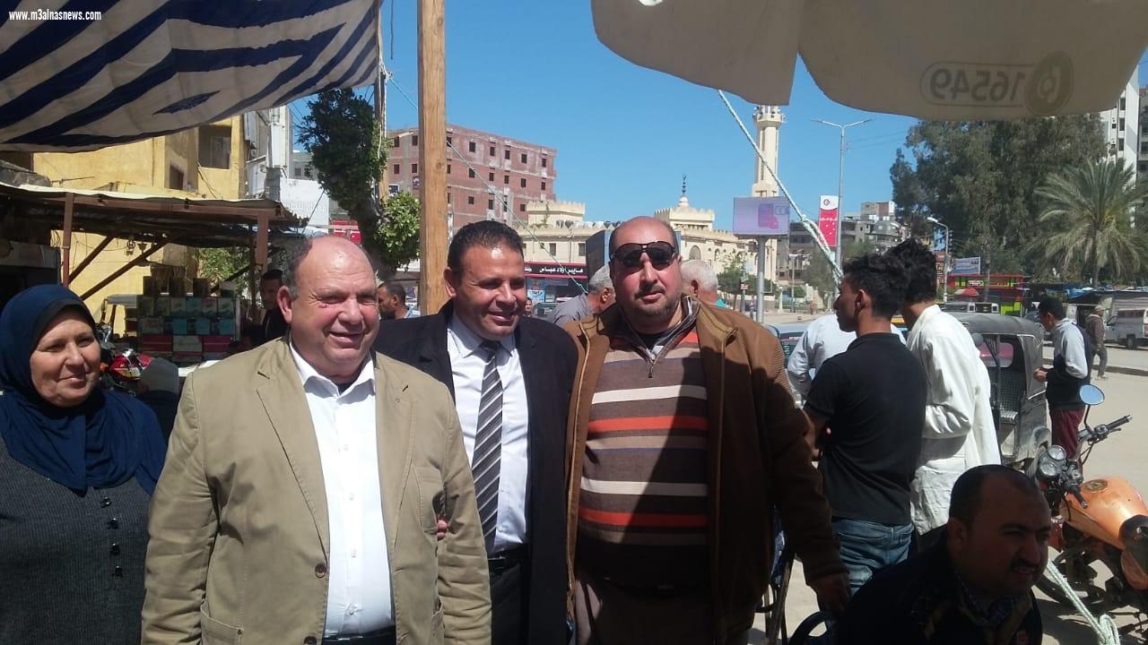 نائب مصيف بلطيم بكفر الشيخ يجرى الكشف الطبى فى  قافلة العيون