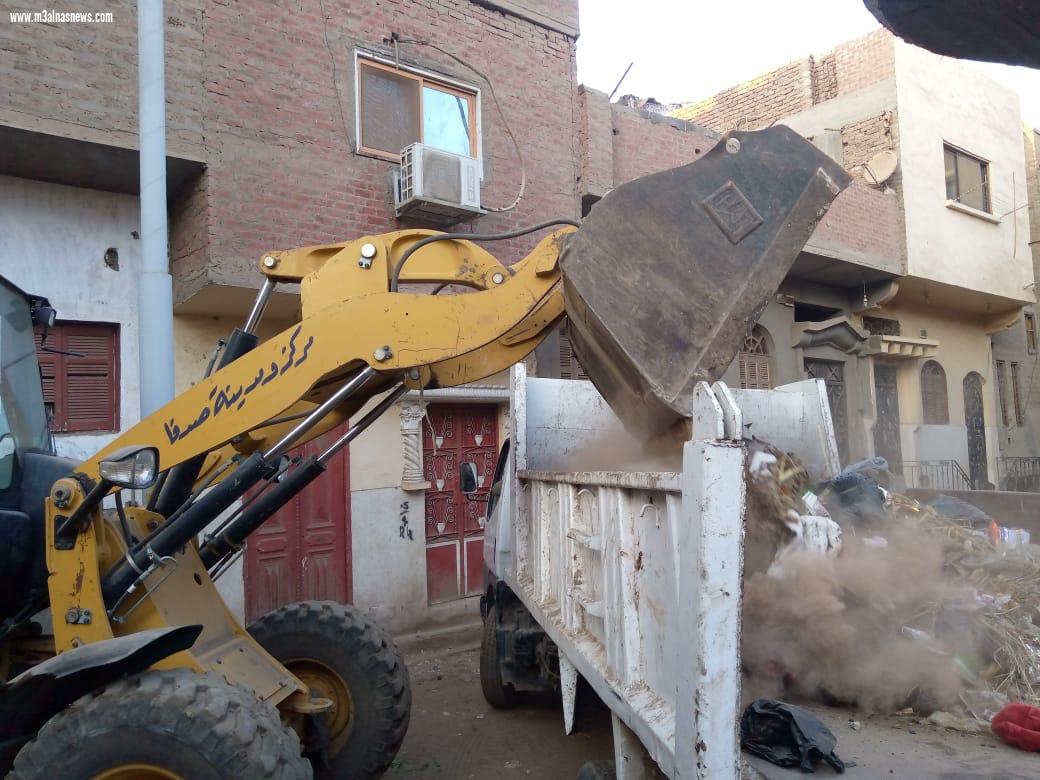 محافظ أسيوط يتابع حادث انهيار منزل بقرية رميح بمنفلوط