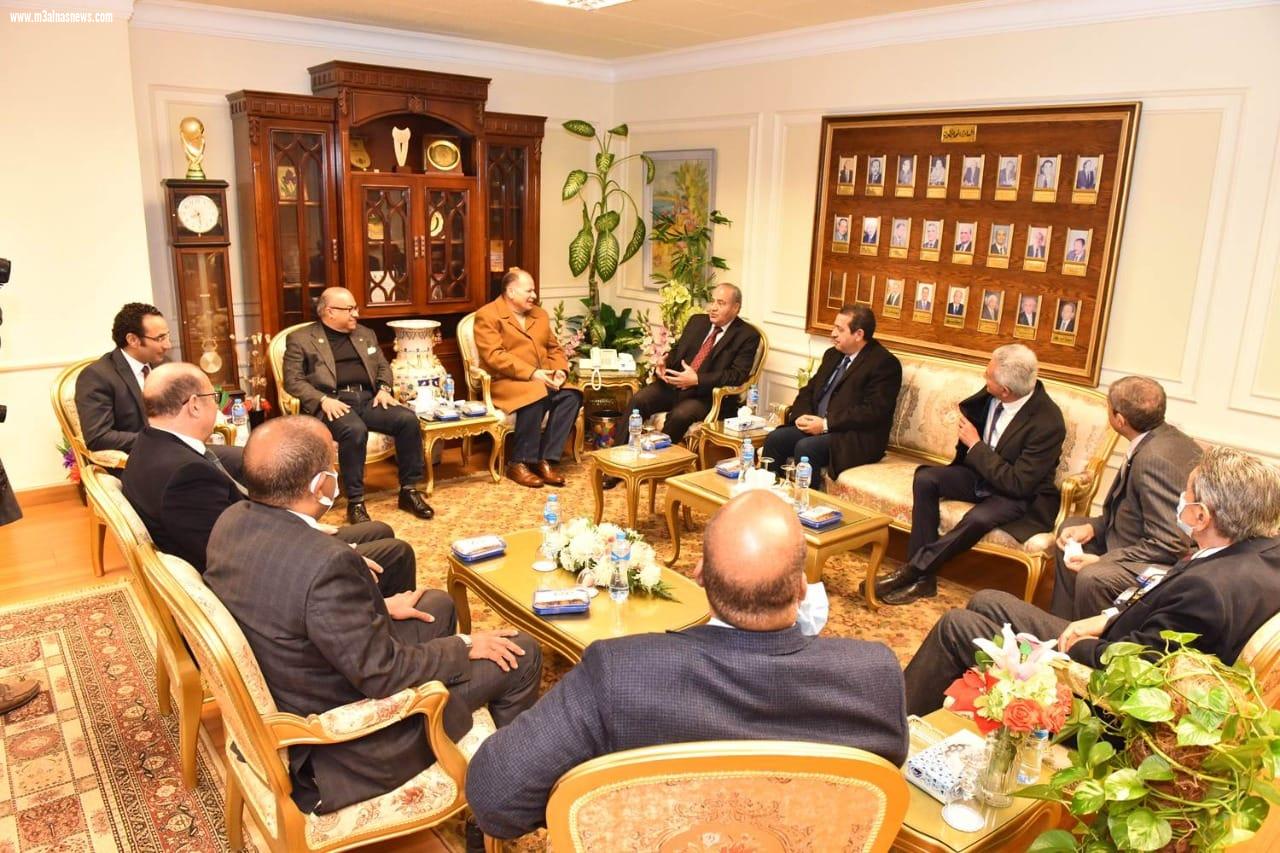 محافظ أسيوط يستقبل وزير التموين خلال زيارته للمحافظة لتفقد وافتتاح عدد من المشروعات والمنشآت التموينية