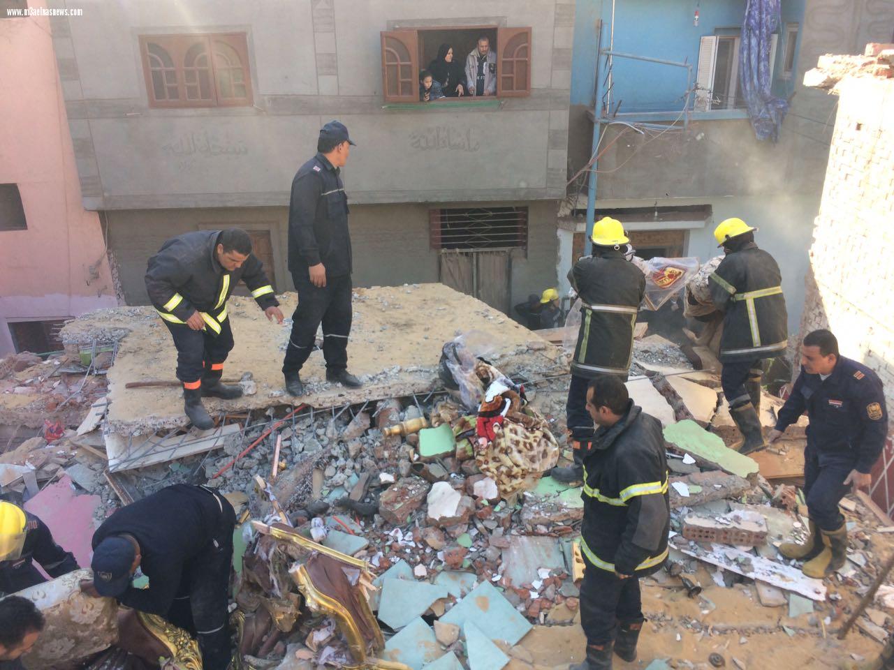 بعد انتشال جثة شاب وشقيقته.. ارتفاع ضحايا عقار عزبة الصفيح بالدقهلية لـ5 .. 