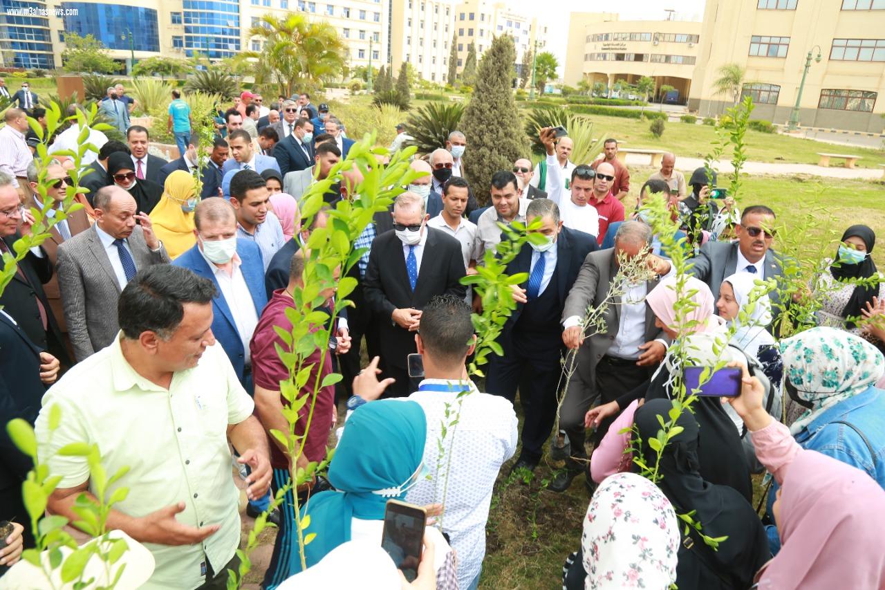 محافظ كفر الشيخ ورئيس الجامعة يثنون على العروض الرياضية للجامعات المصرية