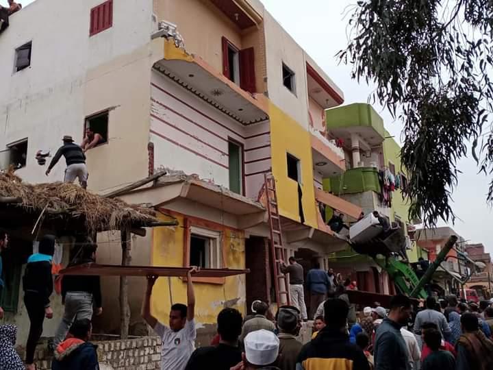 بالصور.. ننشر حقيقة وأسباب وملابسات هدم أحد العقارات بالحامول