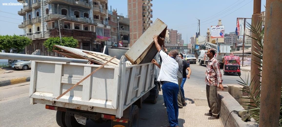 رئيس مدينة دسوق يقود حملة لإزالة الإعلانات غير المرخصة والعشوائية