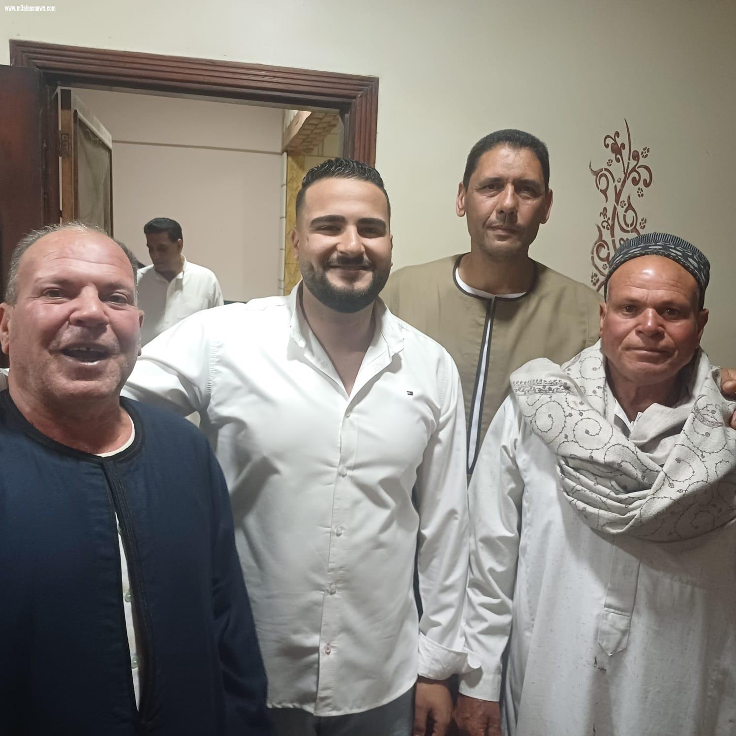 الزميل السيد شحاتة ... يهنئ المهندس احمد فايز يونس بالخطوبة