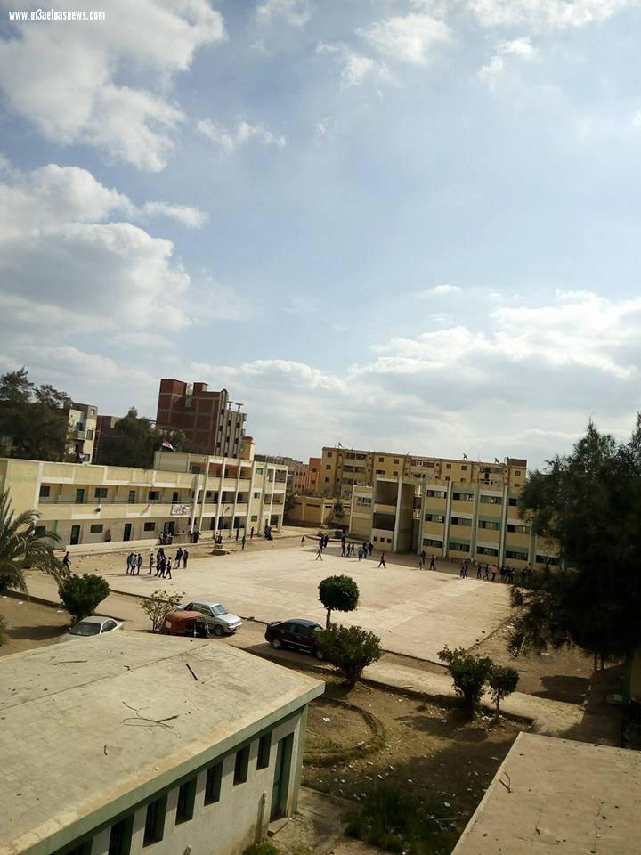 أولياء أمور يتسلقون أسوار المدارس بكفر الشيخ لـ