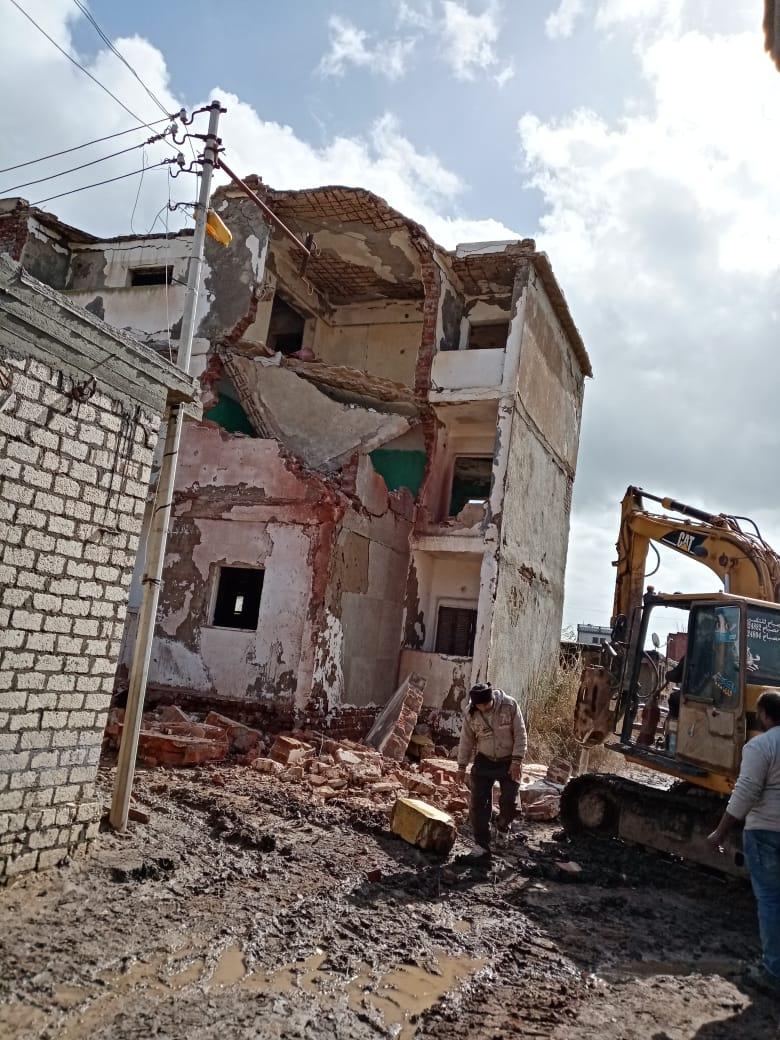 توجيهات محافظ كفر الشيخ ازالة عمارة سكنية آيلة للسقوط بقرية بالحامول