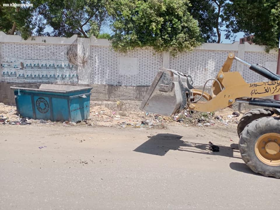 محافظ أسيوط : حملات مكثفة للنطافة بمراكز واحياء المحافظة باستخدام احدث معدات للنظافة ورفع المخلفات والقمامة من الشوارع والميادين