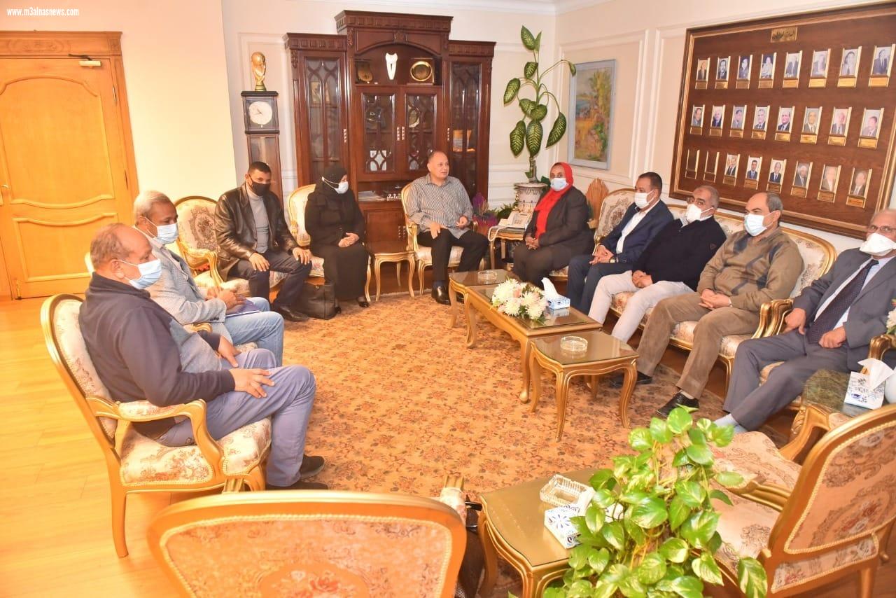 محافظ أسيوط يلتقي وفد وزارة الزراعة لدعم جهود التوعية بأهمية الري الحديث والتسميد الحيوي وأهمية تدوير المخلفات الزراعية