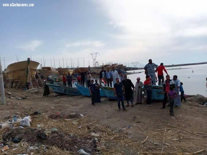 150 أسرة من صيادى البرلس يتظاهرون لتقنين صيد الزريعة