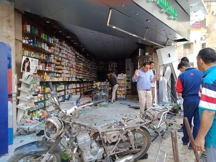 إصابة طالبه وسيده في حادث تصادم سياره بصيدليه بالمنصوره