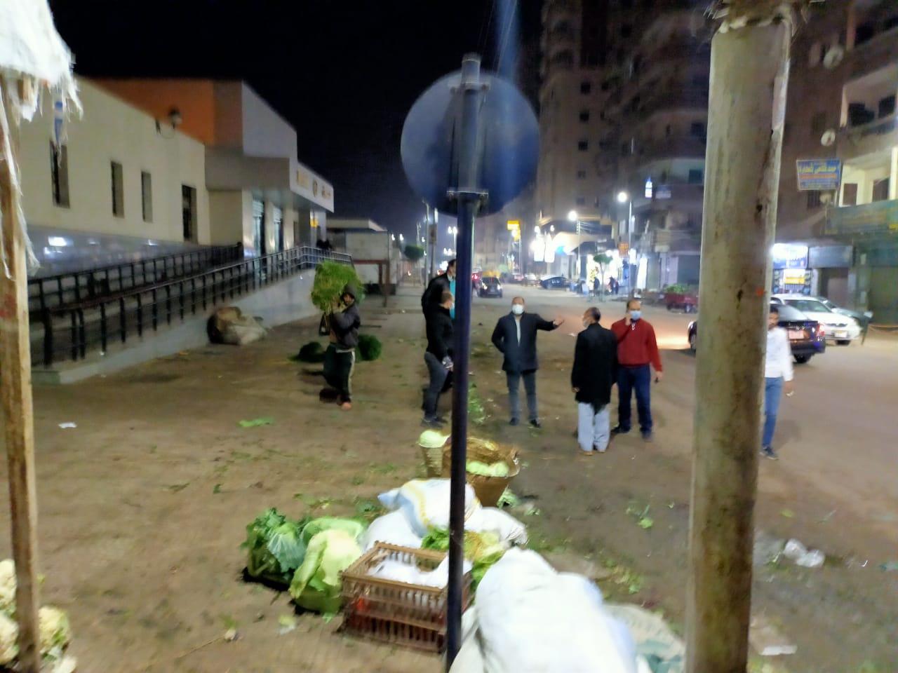 حملات ليلية تستغل أوقات الغلق لرش وتطهير الشوارع والمصالح الحكوميه بدسوق وفوه