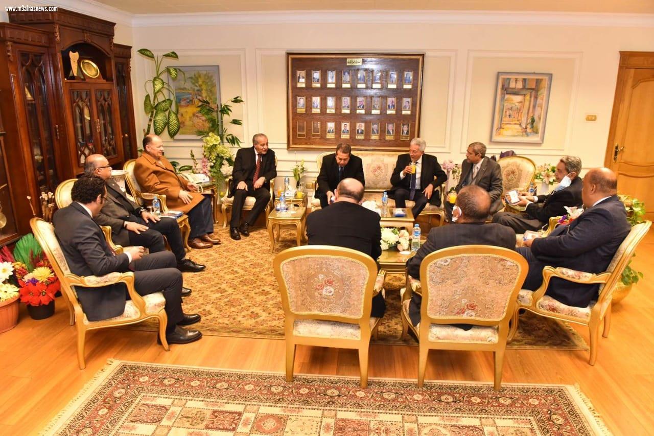 محافظ أسيوط يستقبل وزير التموين خلال زيارته للمحافظة لتفقد وافتتاح عدد من المشروعات والمنشآت التموينية
