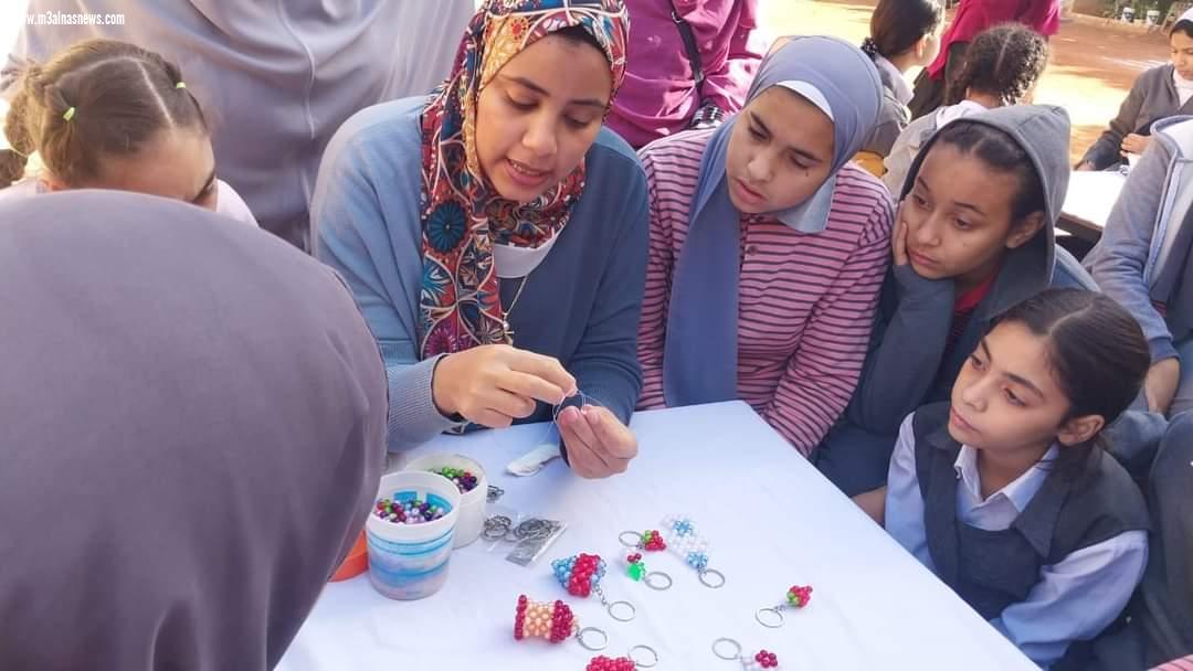 إقبال جماهيري كبير علي قافلة مدارسنا بالألوان لثقافة أحمد بهاء الدين