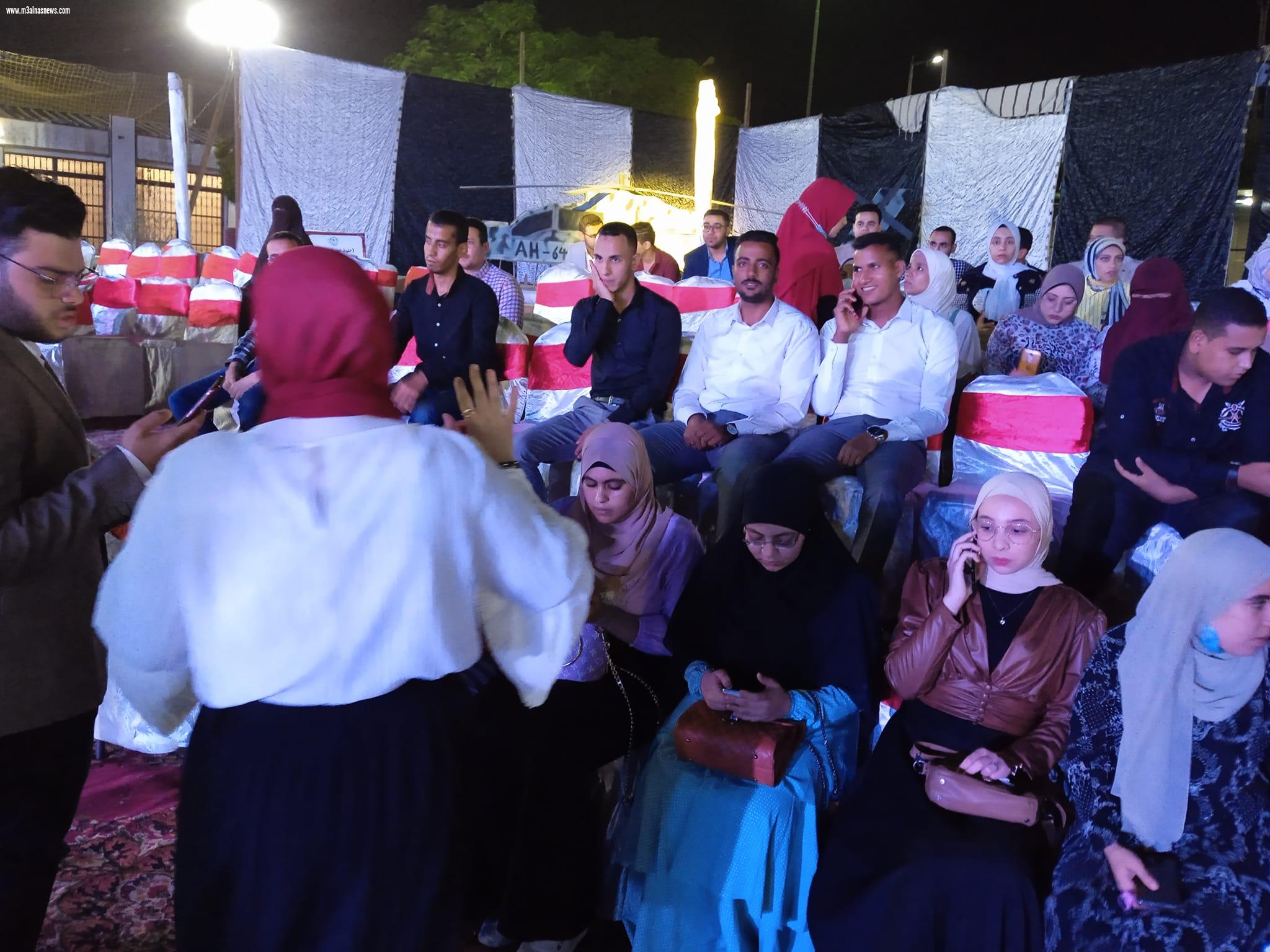 كليه التجارة بجامعه اسيوط تكرم المتفوقين والمتميزين