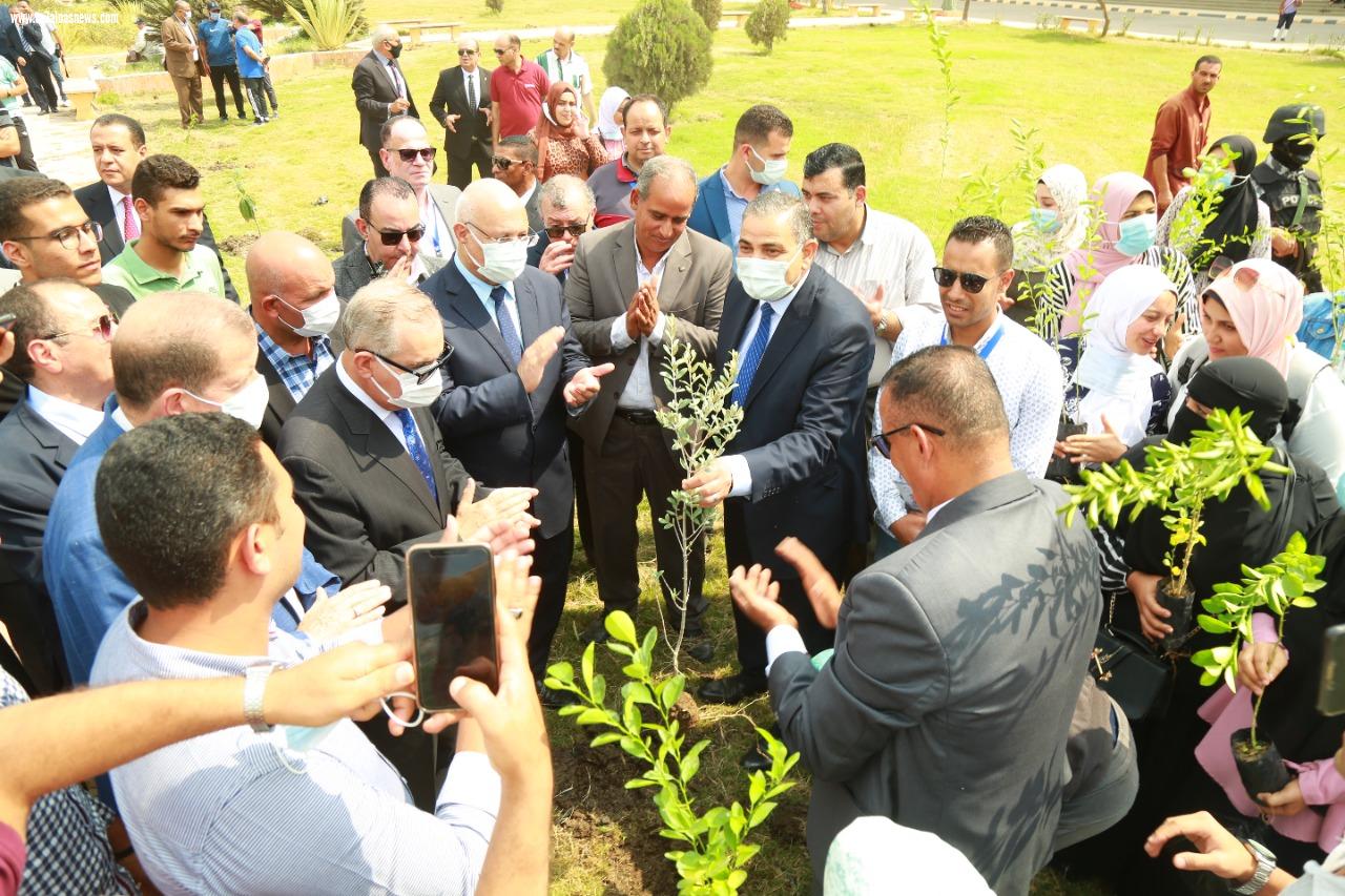 محافظ كفر الشيخ ورئيس الجامعة يثنون على العروض الرياضية للجامعات المصرية