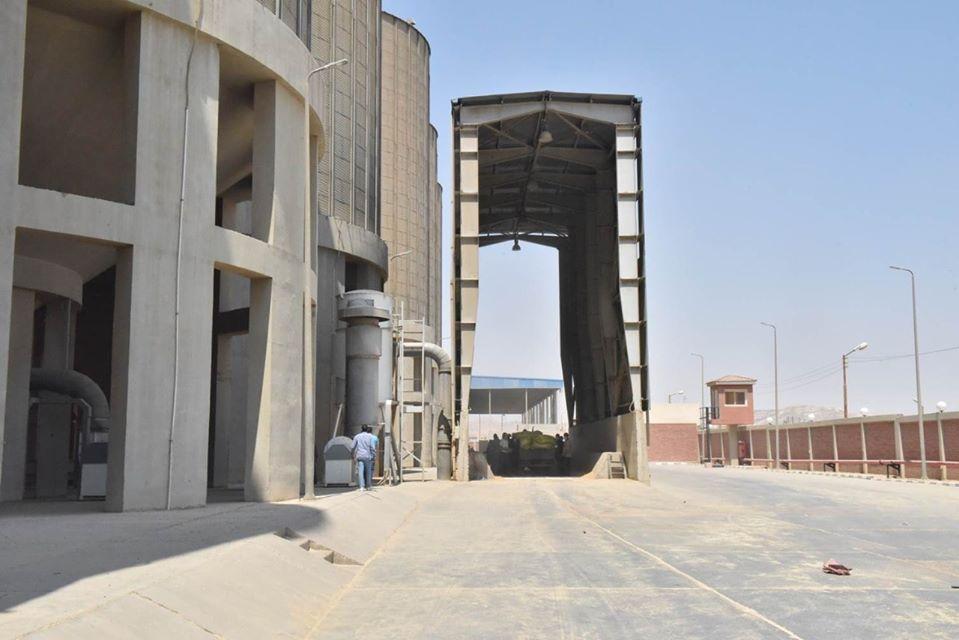 محافظ أسيوط يتفقد صوامع عرب العوامر لمتابعة توريد محصول القمح