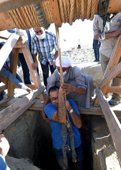 رئيس الوزراء داخل بئر أثري بسقارة لتفقد كشف أثري كبير يعلن عن تفاصيله قريباً