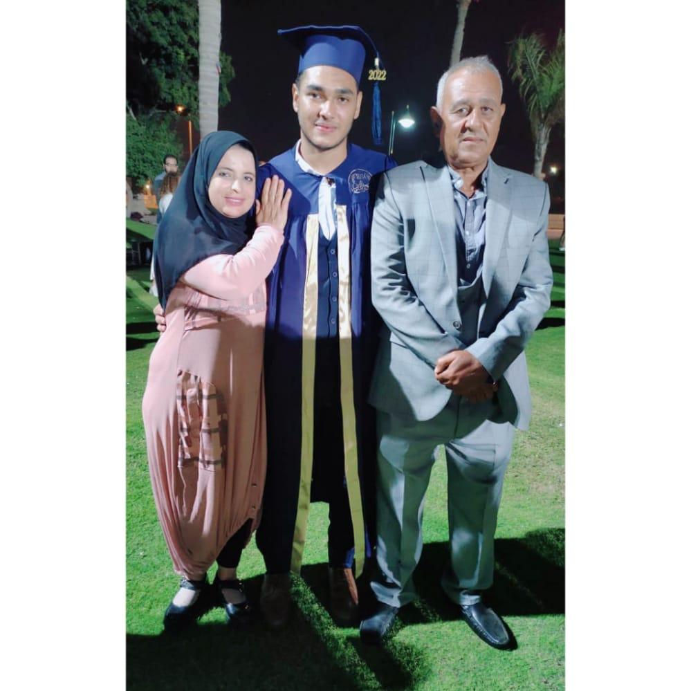 الزميل السيد شحاتة ... يهنىء الزميلة هويدا احمد .. بتخرج شقيقها الدكتور احمد