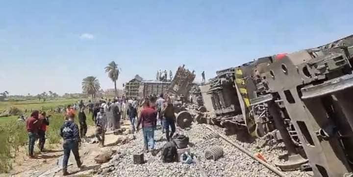 مصرع 32 مواطناً وإصابة 66 آخرين فى حادث قطارى سوهاج